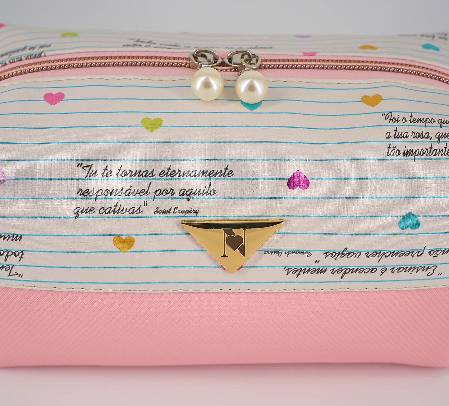 Organizer-Etui, von vorne fotografiert. Etikett und Materialmuster sowie Perlenöffner.