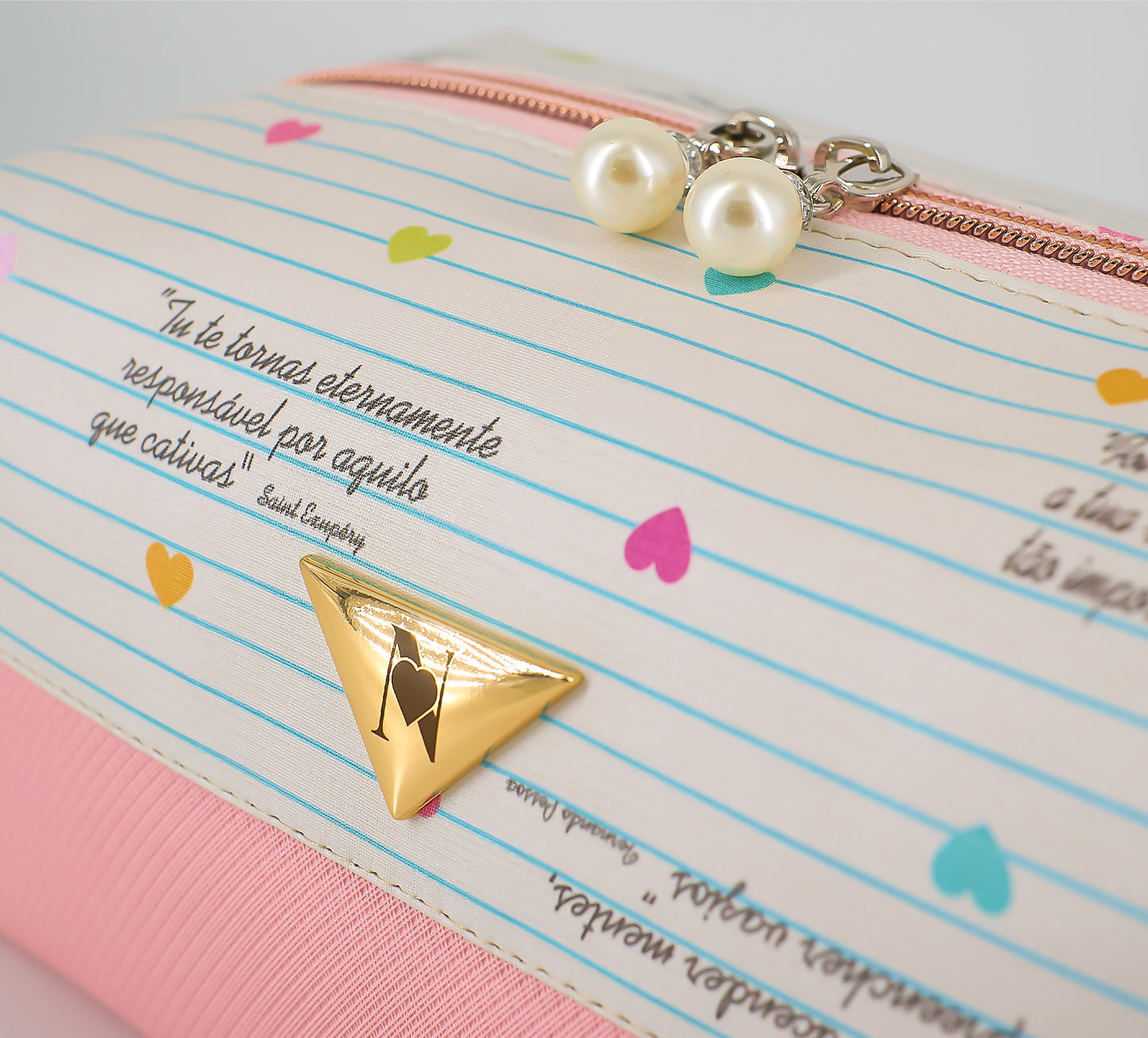 Etikett und Materialmuster sowie Perlenöffner.