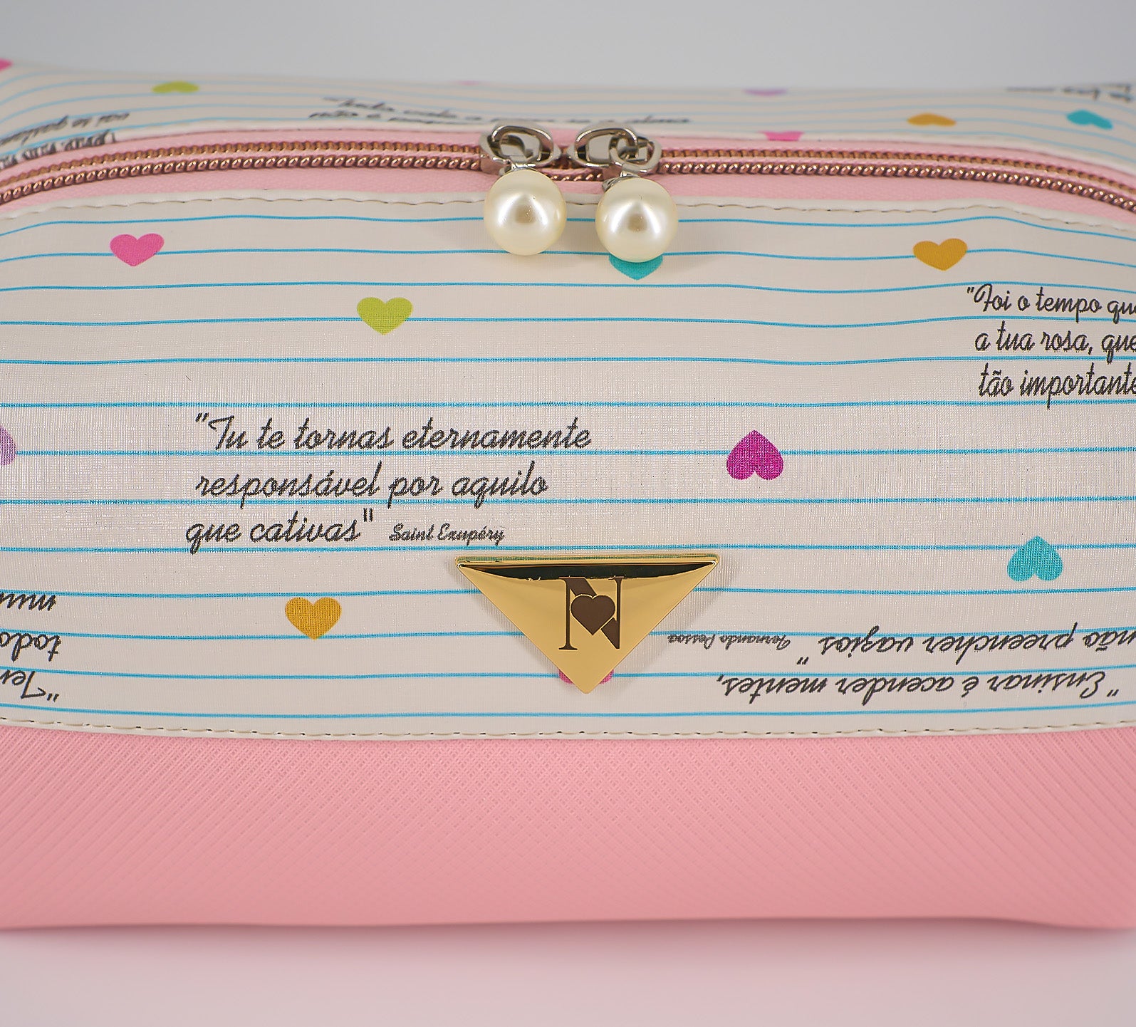 Organizer-Etui, von vorne fotografiert. Etikett und Materialmuster sowie Perlenöffner.